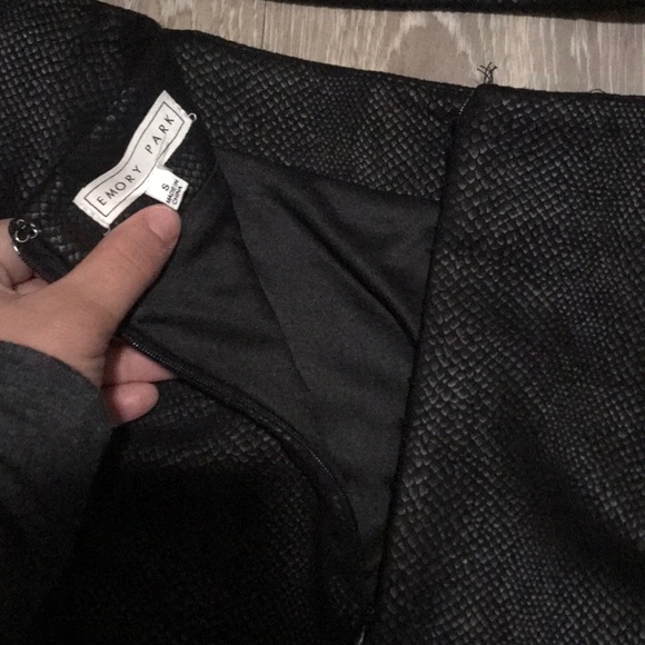 MATTE BLACK SNAKE SKIN SKIRT - Picture 8 of 8